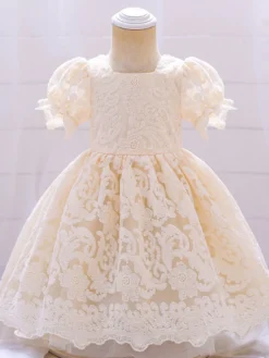 Robes de fille de fleur blanche Robes d'occasion spéciale Dentelle blanche Manches courtes Col carré Robes de fille de fleur