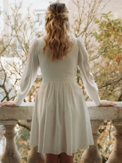 Robes de mariée à col en V manches longues coupe trapèze longueur genou