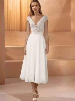 Robes de mariée courtes col bijou manches courtes longueur thé