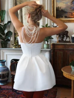 Robes de mariée courtes courtes sans bretelles sans manches silhouette princesse taille naturelle en tissu satiné