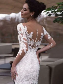 Robes de mariée courtes décolleté illusion manches 3/4 fourreau