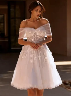 Robes de mariée courtes décolleté travaillé manches courtes coupe trapèze