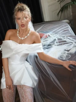 Robes de mariée courtes à encolure conçue manches courtes robe de mariée courte