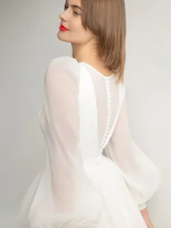 Robes de mariée courtes en organza à col rond et manches longues et taille naturelle
