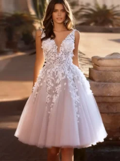Robes de mariée courtes en tulle longueur genou col en V sans manches coupe trapèze taille naturelle