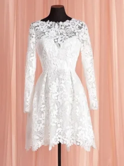 Robes de mariée courtes longueur genou col bijou manches longues coupe trapèze taille naturelle dentelle robe de mariée courte