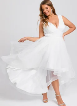 Robes de mariée courtes longueur cheville col en V sans manches coupe trapèze en tulle