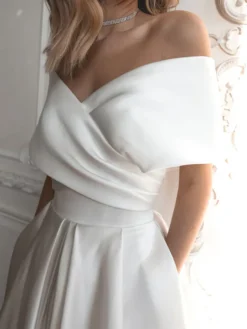 Robes de mariée courtes épaules dénudées sans manches coupe trapèze longueur thé