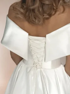 Robes de mariée courtes épaules dénudées sans manches coupe trapèze longueur thé