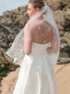 Robes de mariée courtes sans bretelles sans manches coupe trapèze longueur thé