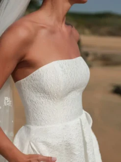 Robes de mariée courtes sans bretelles sans manches coupe trapèze longueur thé