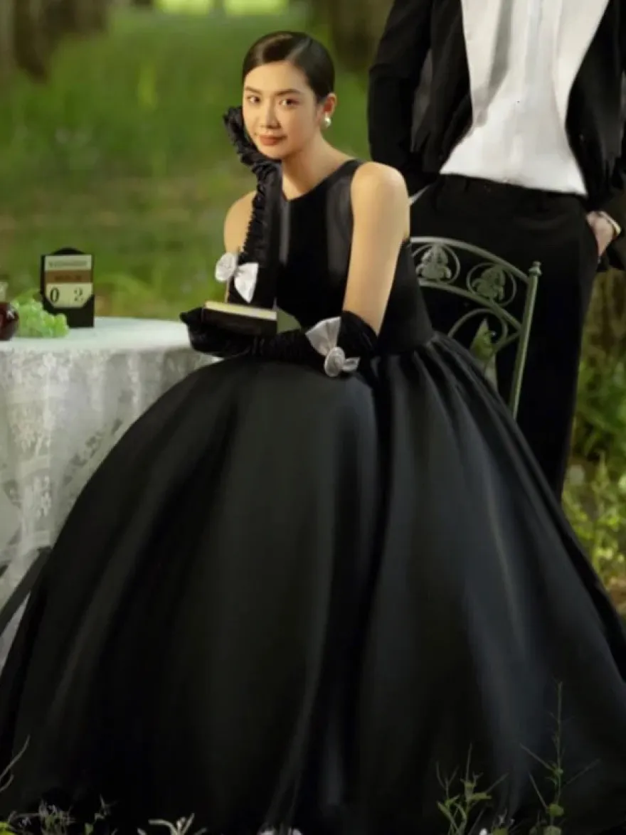Robes de mariée noires en tissu satiné A-ligne sans manches longueur au sol robe de mariée personnalisation gratuite