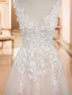 Robes de mariée rose en tulle col V dos nu décoré des fleurs à traîne