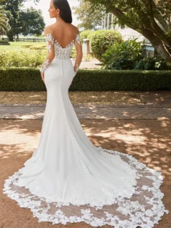 Robes de mariée sirène en dentelle col V manche longue décoré des boutons à traîne