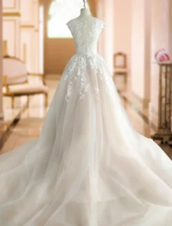 Robes de mariées princesses à traîne en mousselines dos transparent boutonné sur dos Robe mariée vaporeuse