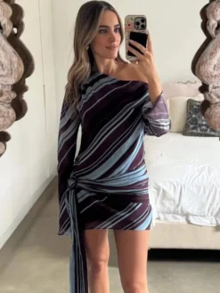 Robe violette chic à manches longues et une épaule pour femme idéale au quotidien.