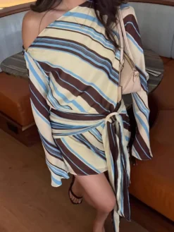 Robe violette chic à manches longues et une épaule pour femme idéale au quotidien.