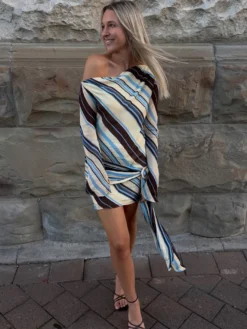 Robe violette chic à manches longues et une épaule pour femme idéale au quotidien.