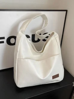 Sac bandoulière hobo minimaliste en similicuir souple grand format en forme de U à porter sous l'aisselle.