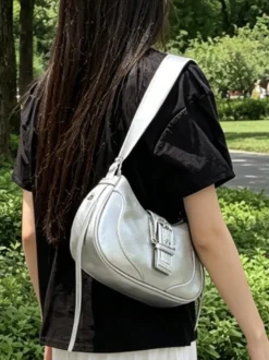 Sac bandoulière vintage en similicuir souple avec boucle en métal et forme de croissant