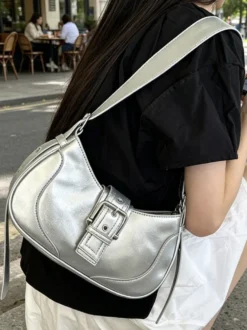 Sac bandoulière vintage en similicuir souple avec boucle en métal et forme de croissant