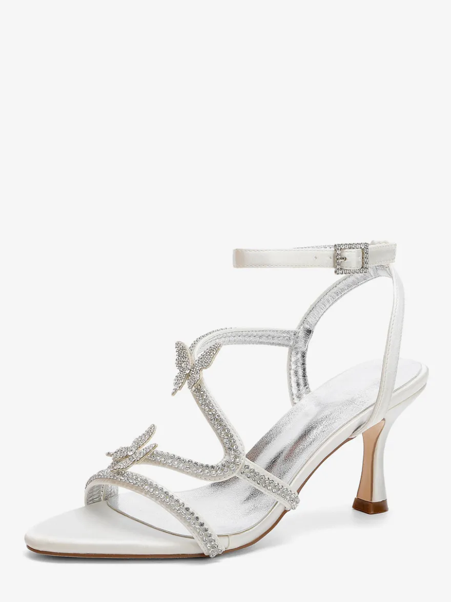 Sandales blanches à talons hauts ornées de strass et de papillons bout ouvert pour mariage.