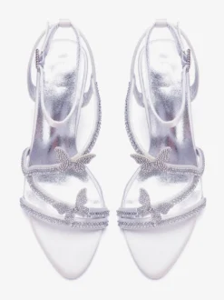 Sandales blanches à talons hauts ornées de strass et de papillons bout ouvert pour mariage.