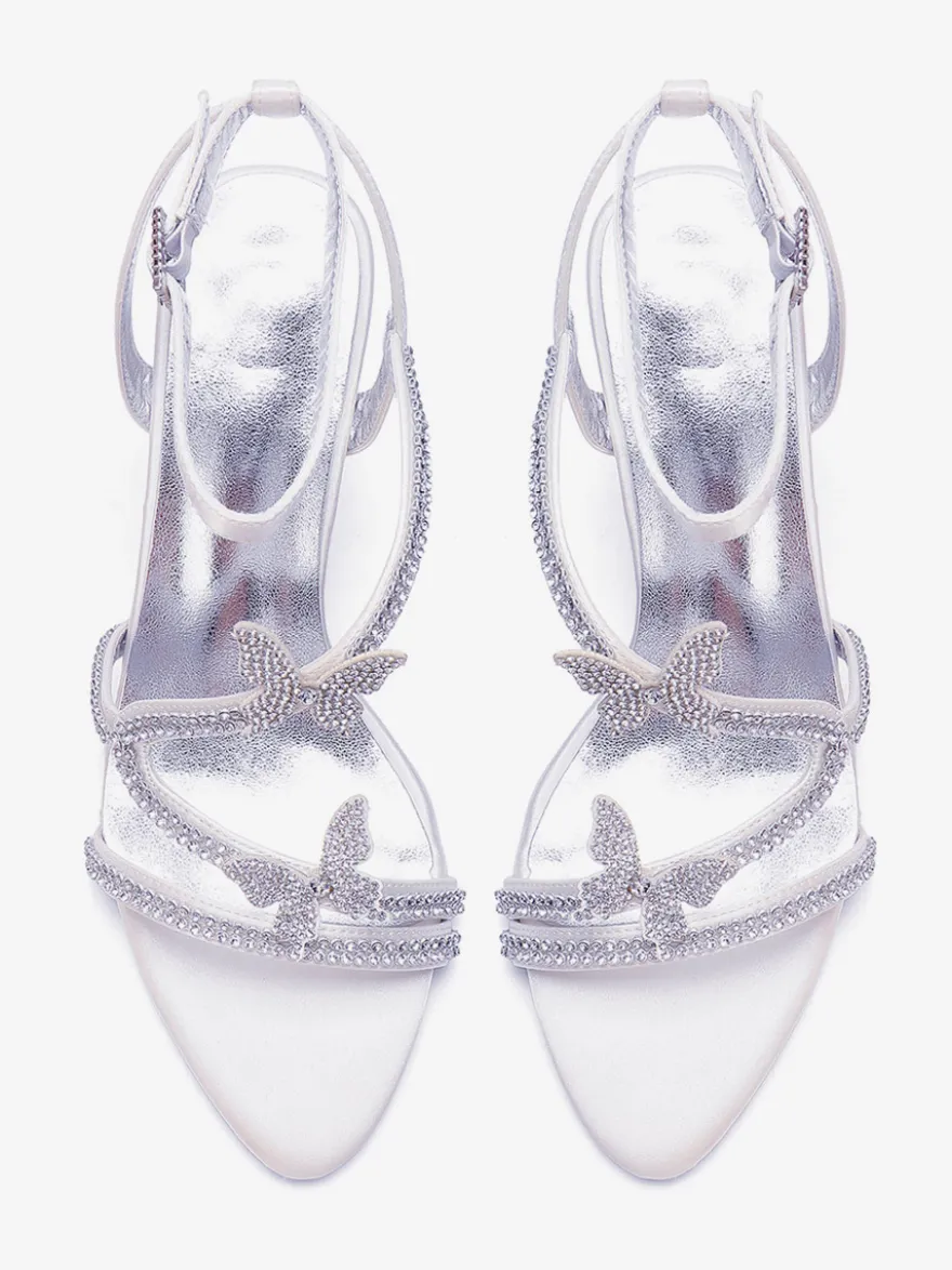 Sandales blanches à talons hauts ornées de strass et de papillons bout ouvert pour mariage.