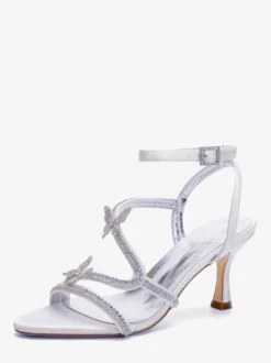 Sandales blanches à talons hauts ornées de strass et de papillons bout ouvert pour mariage.
