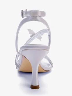 Sandales blanches à talons hauts ornées de strass et de papillons bout ouvert pour mariage.