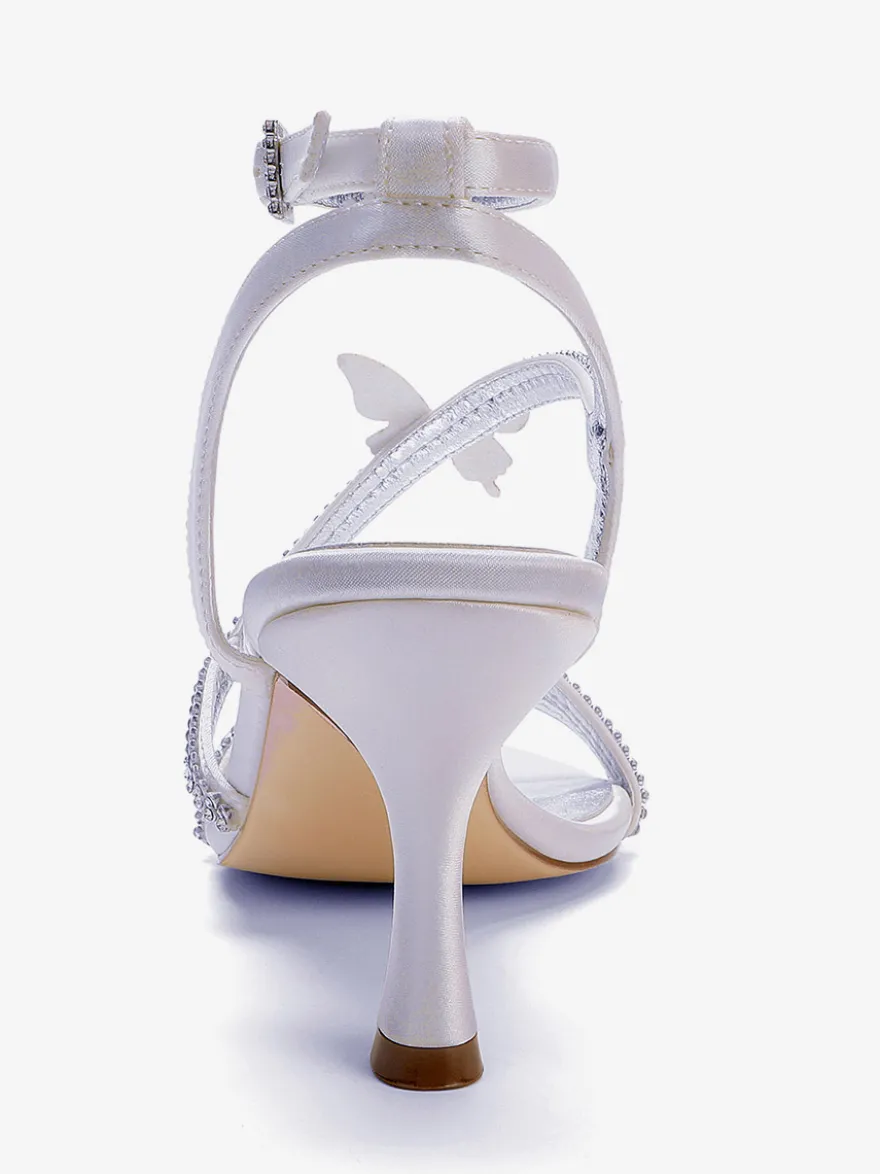 Sandales blanches à talons hauts ornées de strass et de papillons bout ouvert pour mariage.