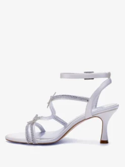 Sandales blanches à talons hauts ornées de strass et de papillons bout ouvert pour mariage.