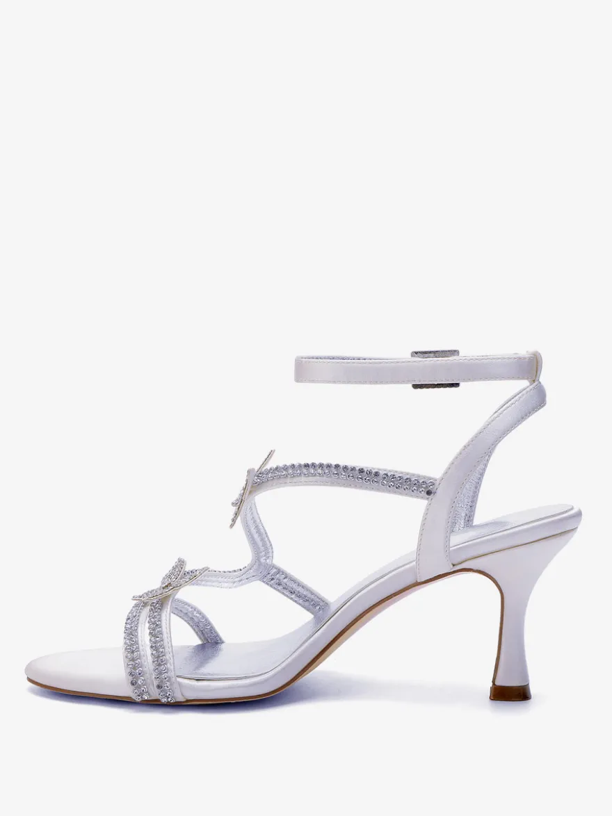 Sandales blanches à talons hauts ornées de strass et de papillons bout ouvert pour mariage.