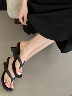 Sandales compensées noires à bout ouvert pour femmes
