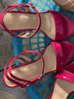 Sandales dorées à talons hauts métallisées chaussures de bal à bout ouvert.