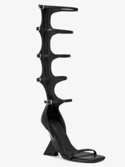 Sandales gladiateur noires à bout ouvert et boucle à lanières et talon compensé