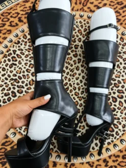 Sandales gladiateur noires à plateforme bout ouvert et boucle
