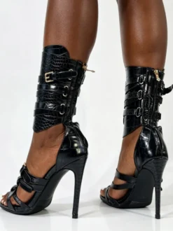 Sandales gladiateur noires à talons hauts pour femmes bout ouvert et détails à boucle.