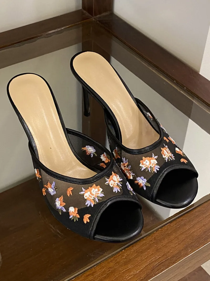 Sandales mules roses en maille à bout ouvert et imprimé floral à talons hauts