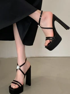 Sandales noires à talons hauts et plateforme bout ouvert talons épais