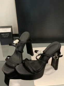 Sandales noires à talons hauts et plateforme bout ouvert talons épais