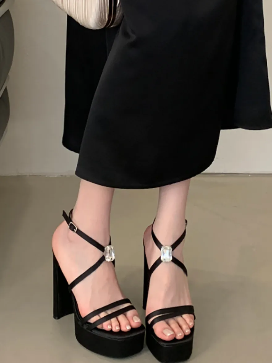 Sandales noires à talons hauts et plateforme bout ouvert talons épais