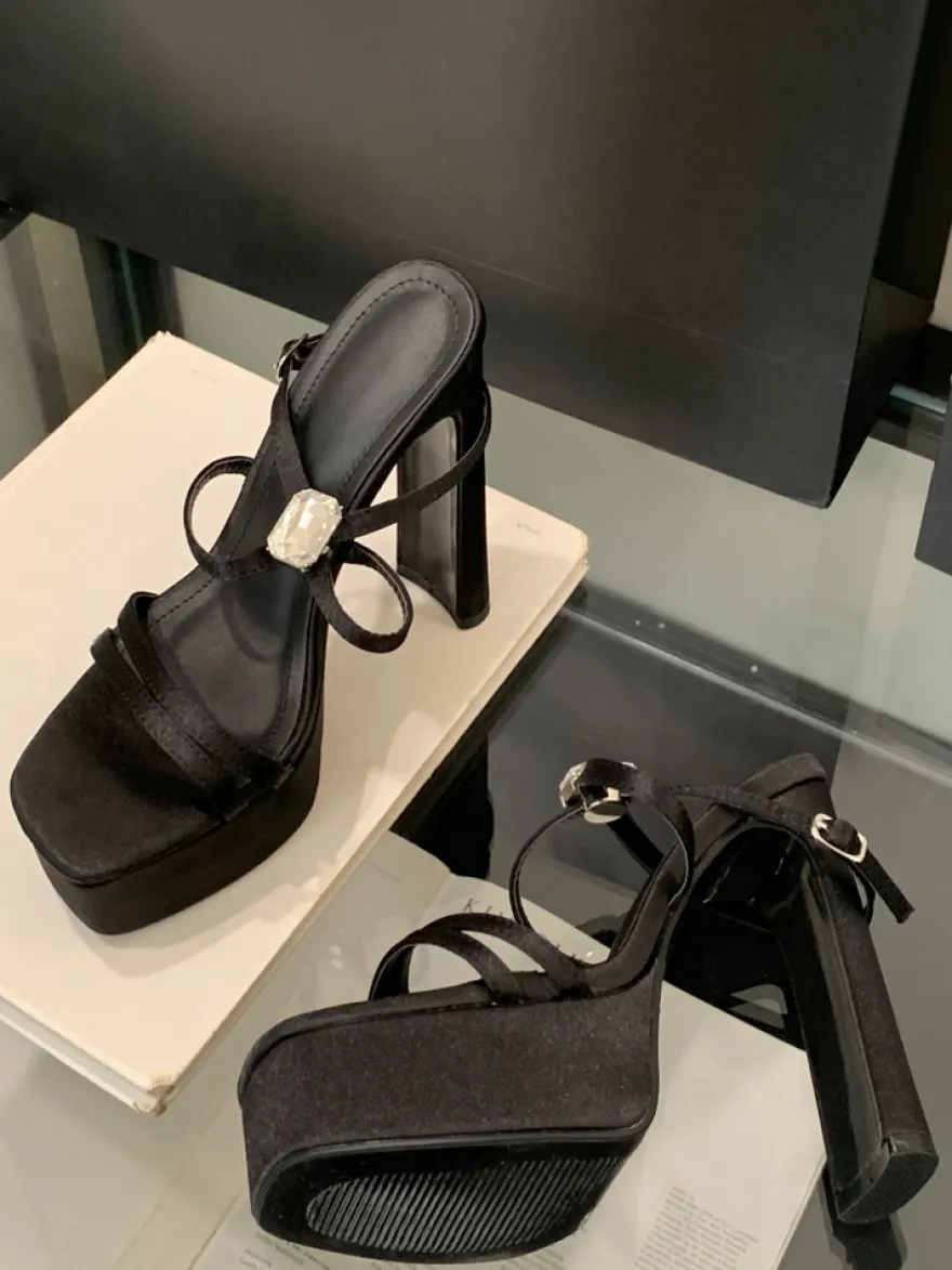 Sandales noires à talons hauts et plateforme bout ouvert talons épais