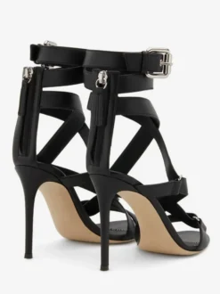 Sandales noires à talons hauts bout ouvert brides et talons aiguilles