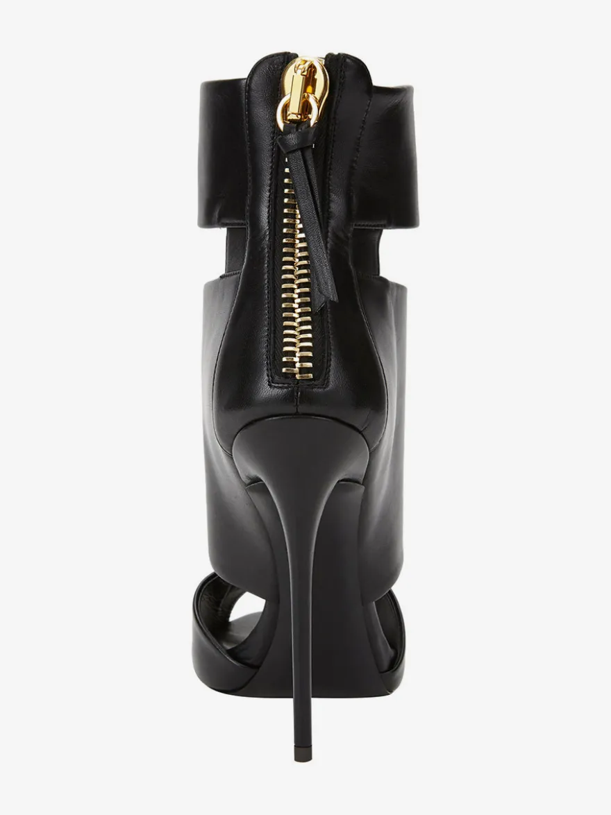 Sandales noires à talons hauts bout ouvert brides et talons aiguilles
