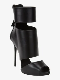 Sandales noires à talons hauts bout ouvert brides et talons aiguilles