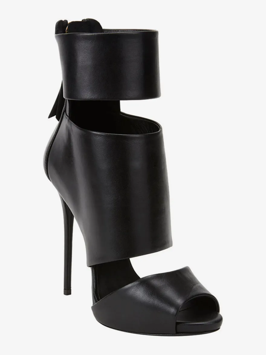 Sandales noires à talons hauts bout ouvert brides et talons aiguilles