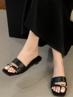 Sandales plates blanches pour femmes bout ouvert détails métalliques talon compensé style plage