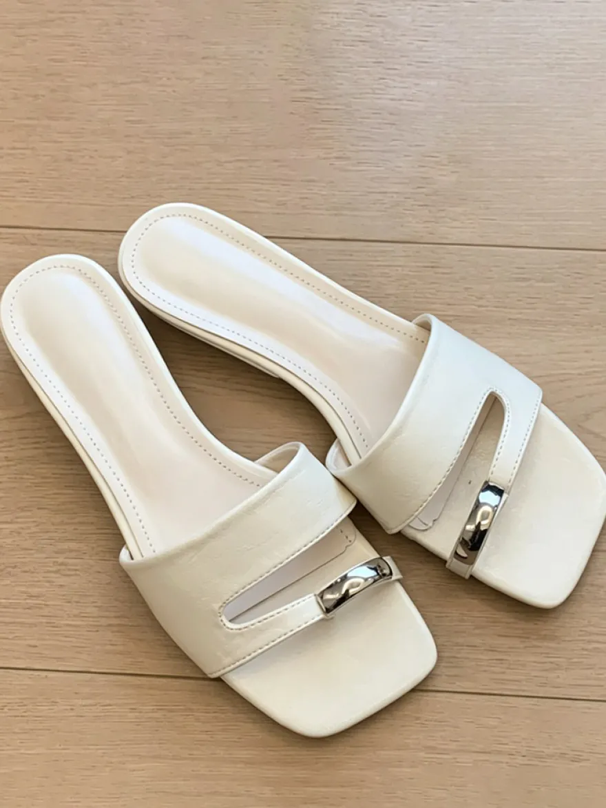 Sandales plates blanches pour femmes bout ouvert détails métalliques talon compensé style plage
