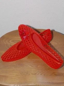 Sandales plates d'été pour femmes en PVC à bout rond et découpes.